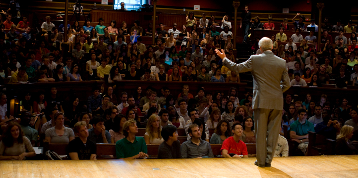 Professor Michael Sandel spricht vor Studenten in Harvard
