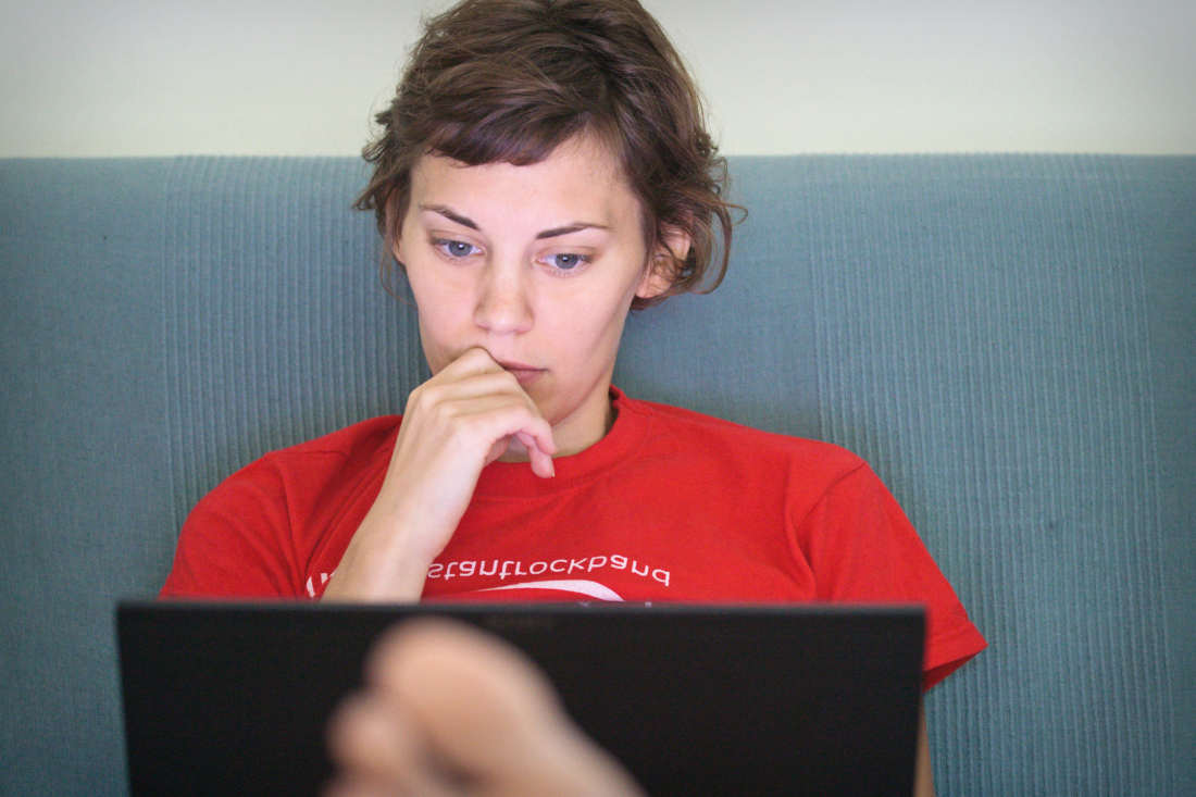 Mompreneurs fragen - Frau arbeitet am Computer