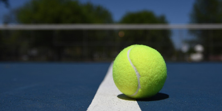 Tennisball liegt auf der Linie. Sieg oder Niederlage?
