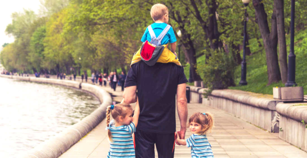 Arbeitsaufteilung - Vater mit Kindern im Park