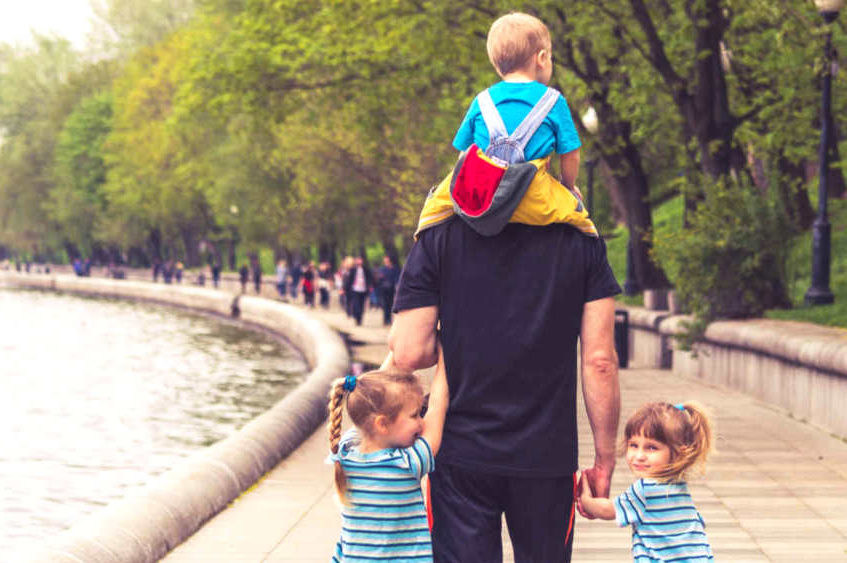 Arbeitsaufteilung - Vater mit Kindern im Park