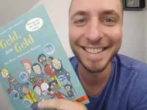 Der Autor mit seinem Buch - Geld erklären für Kinder